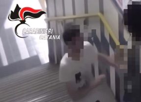 Molestie sessuali sulle scale della metropolitana: identificato e denunciato un 23enne di Adrano