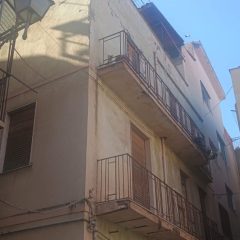 Adrano. Appello per liberare gatto da tre giorni su un balcone di un edificio non abitato