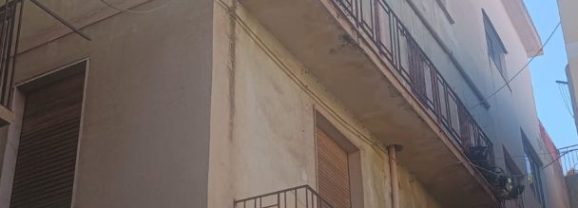 Adrano. Appello per liberare gatto da tre giorni su un balcone di un edificio non abitato