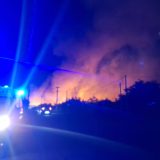 Camporotondo Etneo. Pericoloso incendio divampato da una discarica. Case evacuate. Grande mobilitazione per i soccorsi