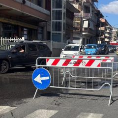 Adrano. La grossa perdita di acqua in via Cappuccini. Transennata la buca al centro della strada e transito deviato