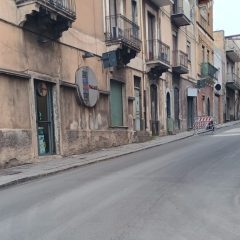 Adrano. Riaperta al transito a tutti veicoli via Vittorio Emanuele. Al momento limite di velocità di 30 km/h