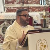 Adrano. Affettuoso abbraccio del Rosario a don Nicolò Coco, che ha celebrato la sua  prima messa nella chiesa dove è cresciuto