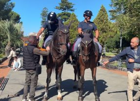 Adrano. Controllo del territorio della Polizia a cavallo in piazza e alla villa comunale