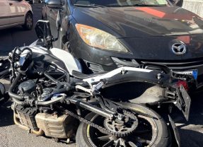 Adrano. Impatto auto-moto in via Casale dei Greci. Ferito un giovane centauro