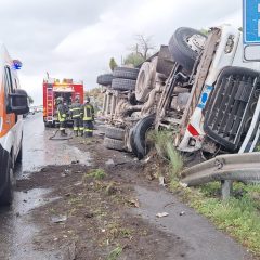 S. M di Licodia. Camion si ribalta sulla Statale 284. Ferito il conducente