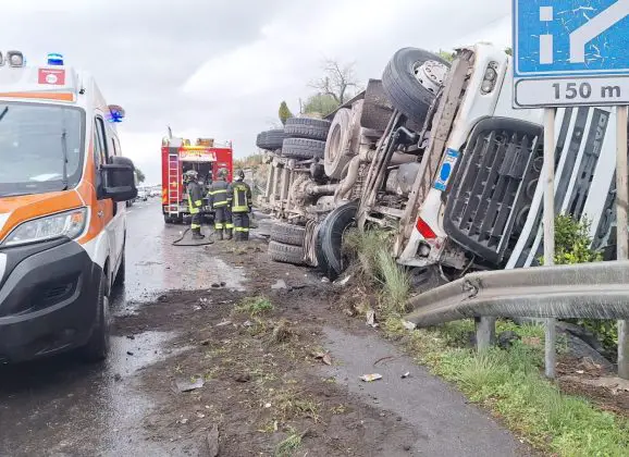 S. M di Licodia. Camion si ribalta sulla Statale 284. Ferito il conducente