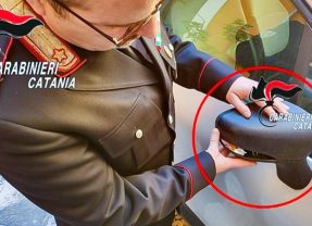 Acireale. La truffa dello specchietto. La vittima si rivolge ai Carabinieri: denunciato 25enne di Adrano
