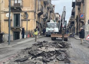 Adrano. Lavori di scavo in via Vittorio Emanuele per la risoluzione delle criticità