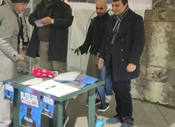 ADRANO. RACCOLTA FIRME DELLA LEGA A FAVORE DELLE FORZE DELL’ORDINE