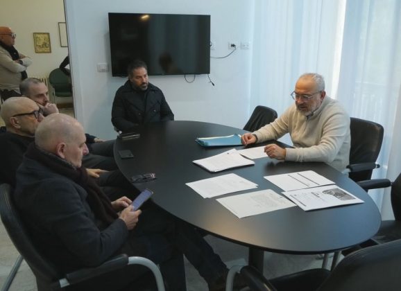 Conferenza Stampa del 19 febbraio 2026. Il sindaco di Adrano Fabio Mancuso illustra i termini e particolari della querela.