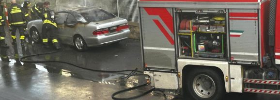 ADRANO. IN FIAMME UN AUTO IN VIA AGRIGENTO. NON SI ESCLUDE LA PISTA DOLOSA.
