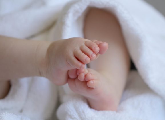 Bonus bebè 2026, dalla Regione mille euro per i nuovi nati. Schifani: «Sosteniamo le famiglie in difficoltà economiche e promuoviamo il futuro della nostra comunità