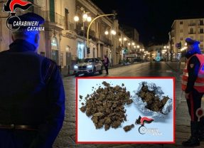 Giarre (CT). Prova a disfarsi di 30 grammi di marijuana: il lancio non sfugge ai Carabinieri che denunciano un 20enne