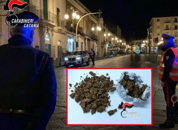 Giarre (CT). Prova a disfarsi di 30 grammi di marijuana: il lancio non sfugge ai Carabinieri che denunciano un 20enne
