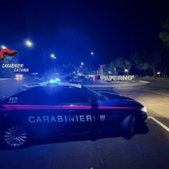 Paternò, non trova un libro e prende a morsi i fratelli e li minaccia con una pistola: denunciato 54enne