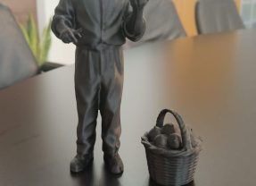 ADRANO. ALLA VILLA COMUNALE UNA STATUA PER RICORDARE I BRACCIANTI AGRICOLI ADRANITI MORTI L’ANNO SCORSO