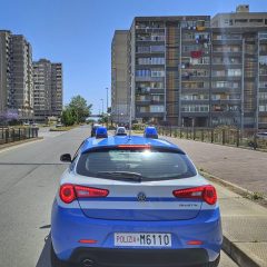 Minaccia la madre e la sorella con una mazza da baseball per avere i soldi per comprare la droga: arrestato 30enne catanese per maltrattamenti in famiglia e tentata estorsione.