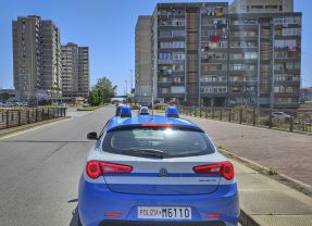 Minaccia la madre e la sorella con una mazza da baseball per avere i soldi per comprare la droga: arrestato 30enne catanese per maltrattamenti in famiglia e tentata estorsione.