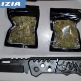 Adrano. In auto con marijuana e coltello, fermati e denunciati dalla polizia di stato due giovani del luogo.