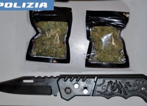 Adrano. In auto con marijuana e coltello, fermati e denunciati dalla polizia di stato due giovani del luogo.