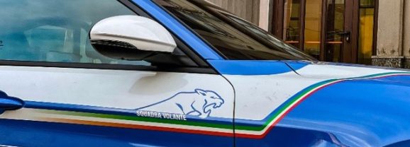 Adrano. Contromano in una via del centro con un’accetta in auto: due uomini fermati dalla Polizia di Stato