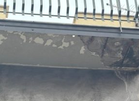 Adrano. Intervento dei pompieri per caduta calcinacci da un balcone di via Vittorio Emanuele