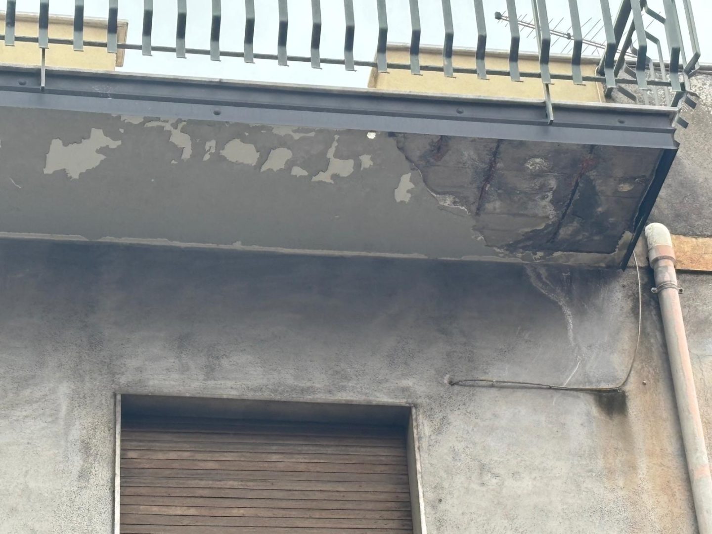 Adrano. Intervento dei pompieri per caduta calcinacci da un balcone di ...