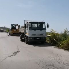 Adrano. I lavori lungo la strada che conduce al Ponte dei Saraceni. Avs: “Finalmente la Sp 122 prende forma”