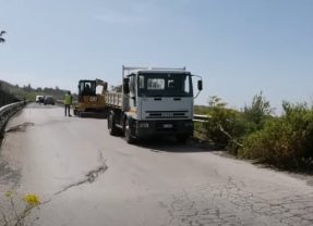 Adrano. I lavori lungo la strada che conduce al Ponte dei Saraceni. Avs: “Finalmente la Sp 122 prende forma”