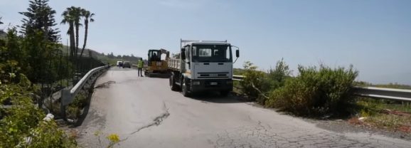Adrano. I lavori lungo la strada che conduce al Ponte dei Saraceni. Avs: “Finalmente la Sp 122 prende forma”