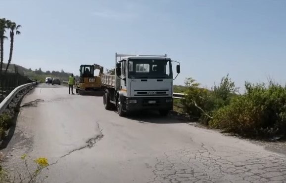 Adrano. I lavori lungo la strada che conduce al Ponte dei Saraceni. Avs: “Finalmente la Sp 122 prende forma”