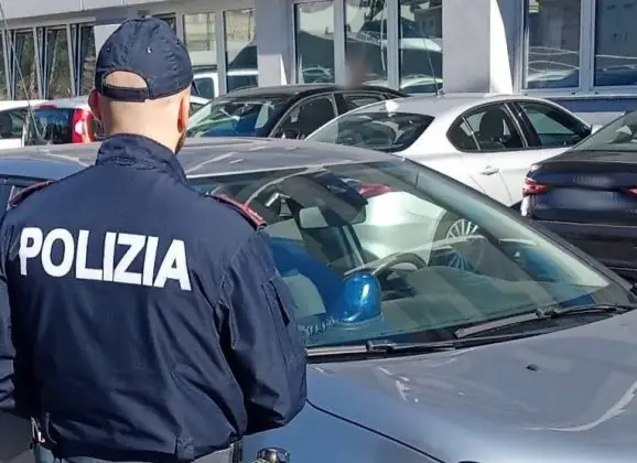 Adrano. In auto con un lampeggiante. 41enne fermato dalla Polizia. Su di lui pendeva un ordine di carcerazione