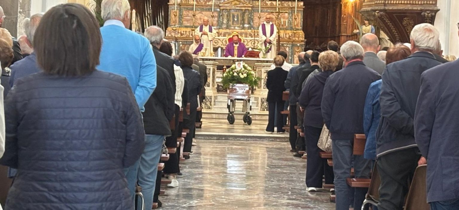 Adrano. Folla commossa in chiesa Madre per l'addio alla prof.ssa Maria ...