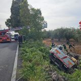 Belpasso. Incidente autonomo. Mezzo pesante finisce in un canalone. Autista recuperato dai pompieri