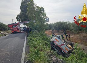 Belpasso. Incidente autonomo. Mezzo pesante finisce in un canalone. Autista recuperato dai pompieri