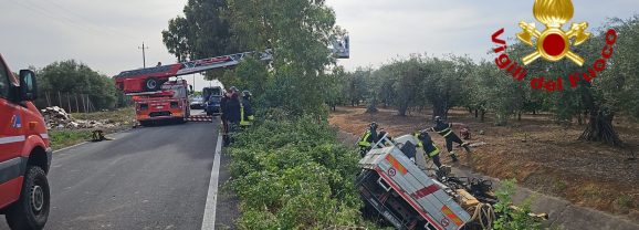Belpasso. Incidente autonomo. Mezzo pesante finisce in un canalone. Autista recuperato dai pompieri