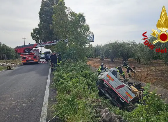 Belpasso. Incidente autonomo. Mezzo pesante finisce in un canalone. Autista recuperato dai pompieri