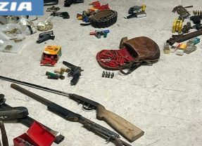Adrano. Maxi sequestro di pistole e fucili. Arrestati 4 adraniti dalla Polizia di Stato, una quinta persona denunciata