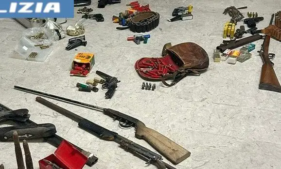 Adrano. Maxi sequestro di pistole e fucili. Arrestati 4 adraniti dalla Polizia di Stato, una quinta persona denunciata