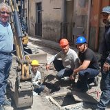 Adrano. A Monterosso Acoset completa l’intervento sulla rete idrica con la stesura del manto stradale