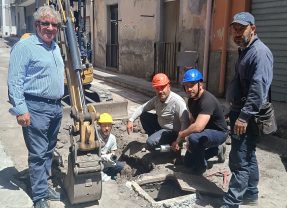 Adrano. A Monterosso Acoset completa l’intervento sulla rete idrica con la stesura del manto stradale