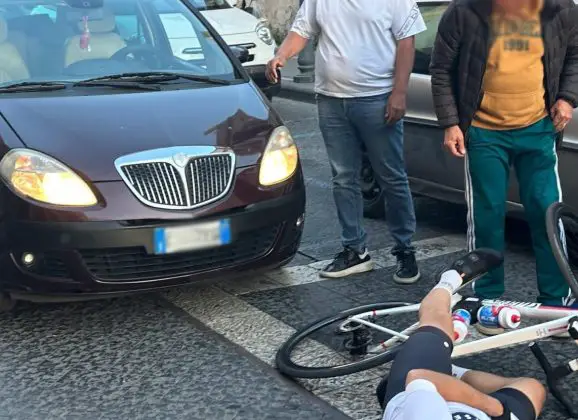 Adrano. Incidente stradale in corso Garibaldi. Ferito ciclista
