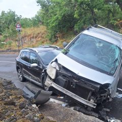 Ragalna. Impatto tra due autovetture. Feriti i conducenti