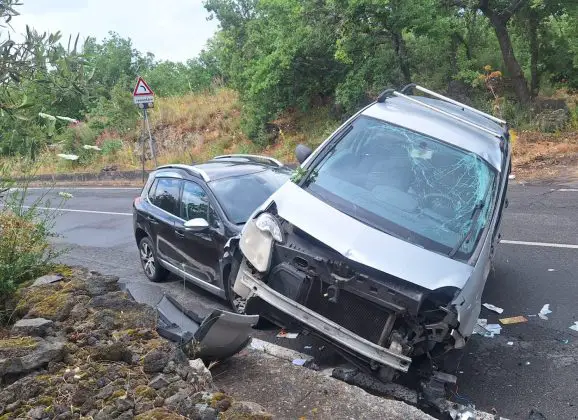 Ragalna. Impatto tra due autovetture. Feriti i conducenti