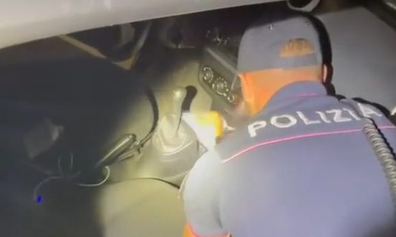 Catania. Arrestato dalla Polizia spacciatore biancavillese 18enne sorpreso con la droga in auto