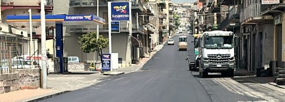 Adrano. In via Della Regione nuovo manto stradale a conclusione dei lavori di rifacimento della rete fognaria