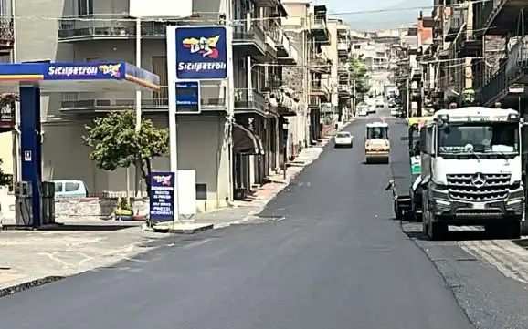 Adrano. In via Della Regione nuovo manto stradale a conclusione dei lavori di rifacimento della rete fognaria