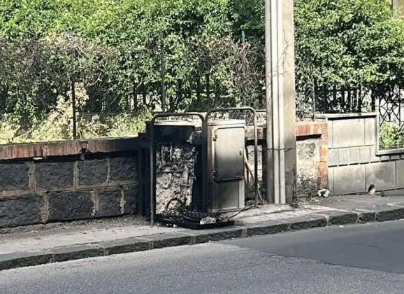 Adrano. Centralina elettrica distrutta dalle fiamme