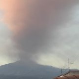 Etna in attività. L’imponente colonna di fumo e cenere vista da Adrano